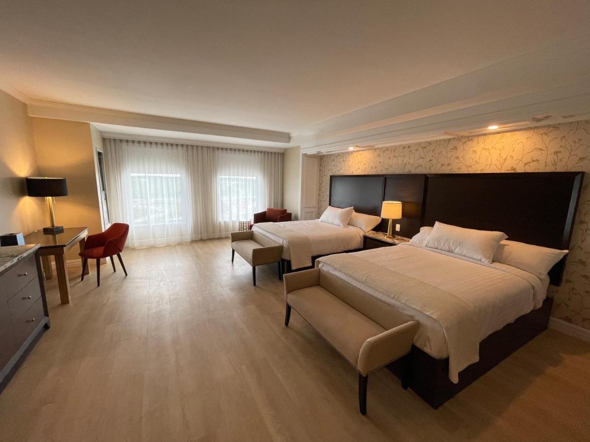 Deluxe Two Queen Beds with a Bathtub - Non Smoking