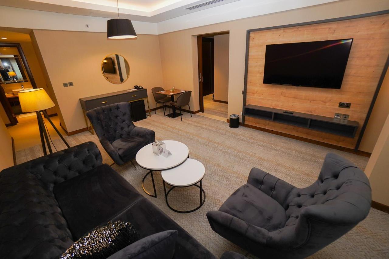 Executive Suite,1335088478:JPEG