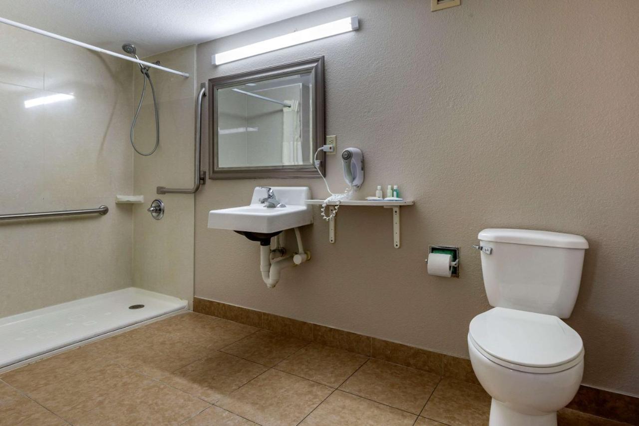 Queen Room - Accessible/Smoking
