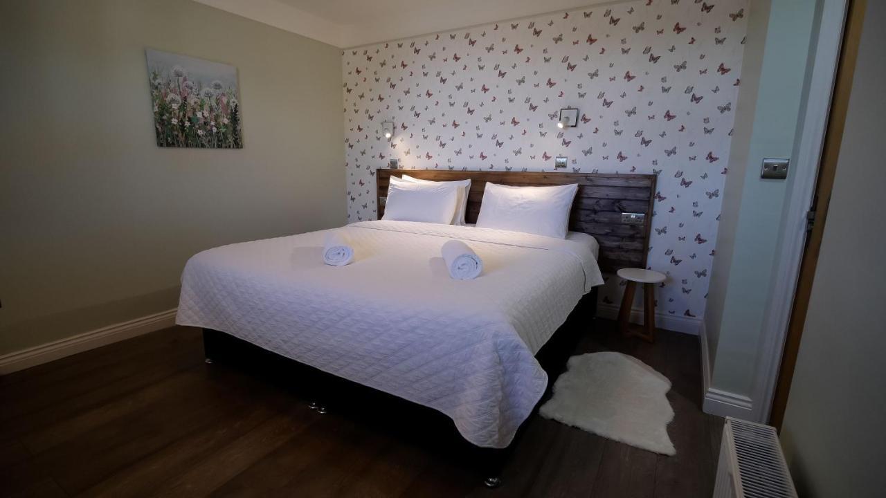 Columba (Twin Bed) with Sofa Bed, Bath with Overhead Shower
