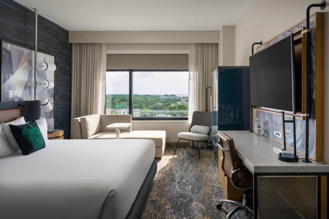 Guest room, 1 King, Partial river view