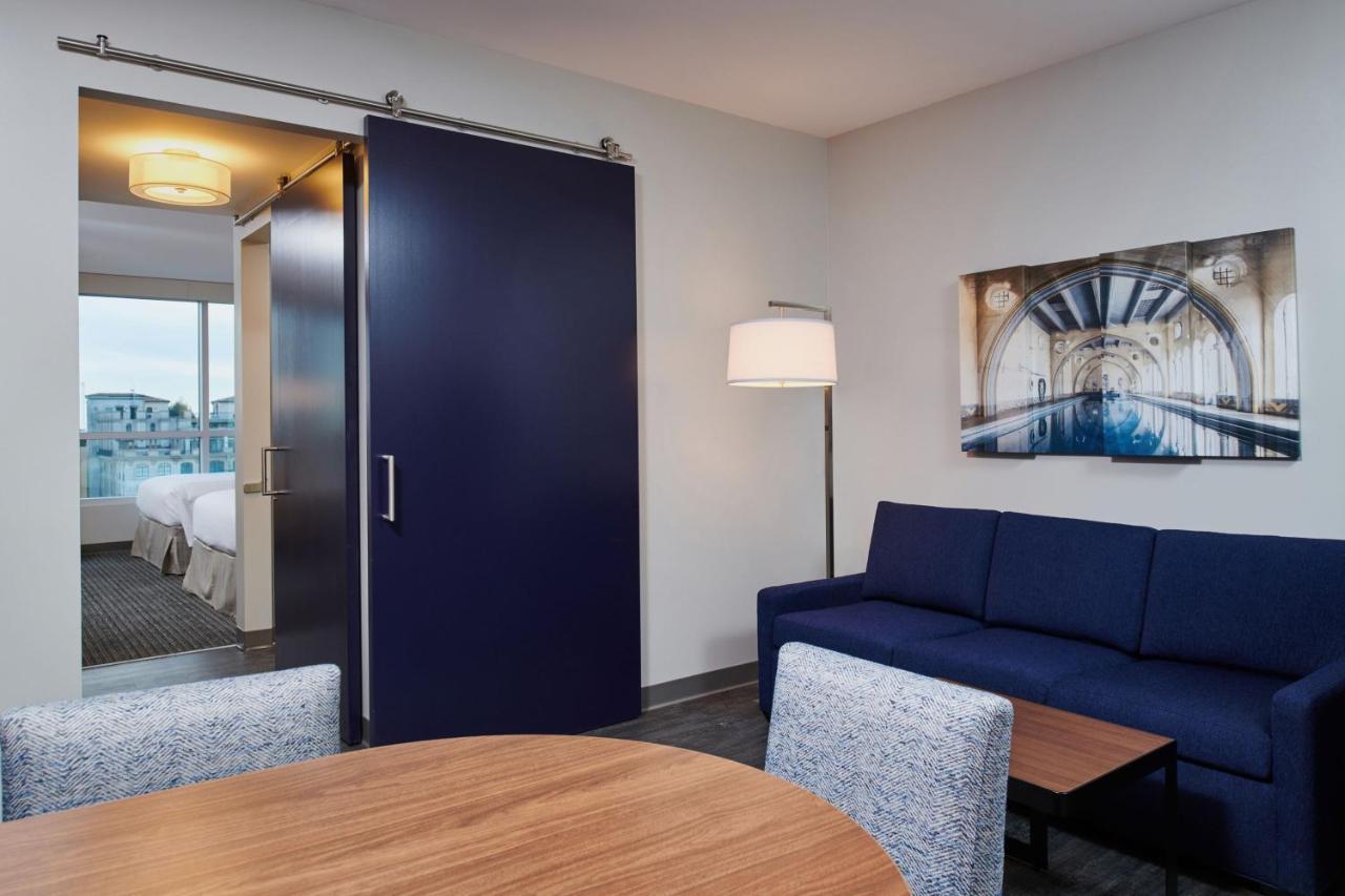 1 Bedroom Suite 2 Queen Sofa bed City view Mobility Accessible w or Tub,1351970374:JPEG