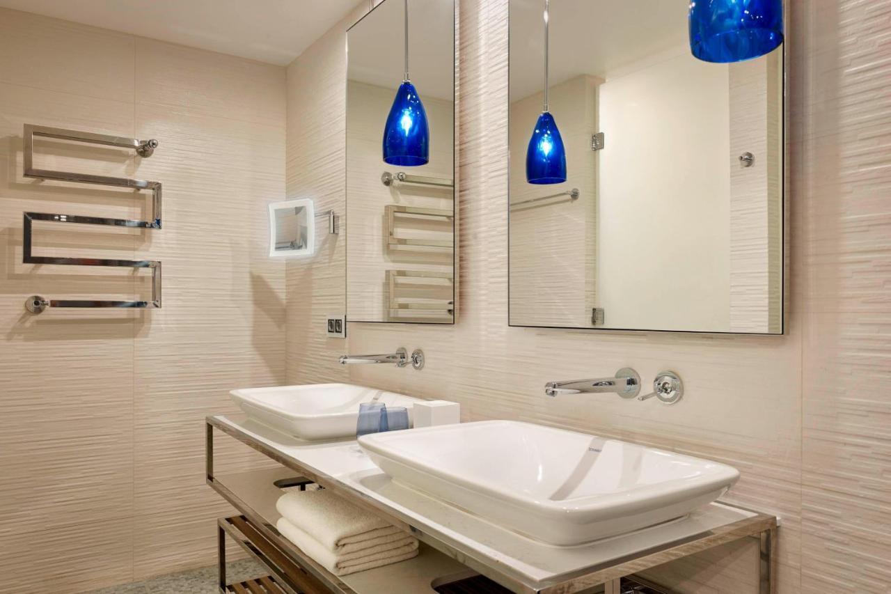 Junior Suite, 1 Bedroom Suite, 1 King, Sea view, Balcony