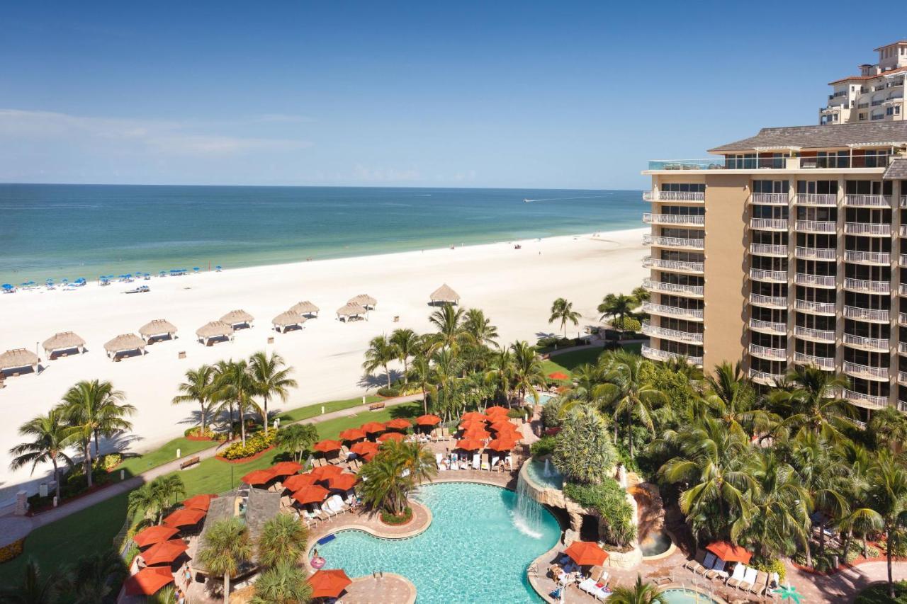 Zimmer mit 1 Kingsize-Bett, Balkon und eingeschränktem Pool- und Golfblick