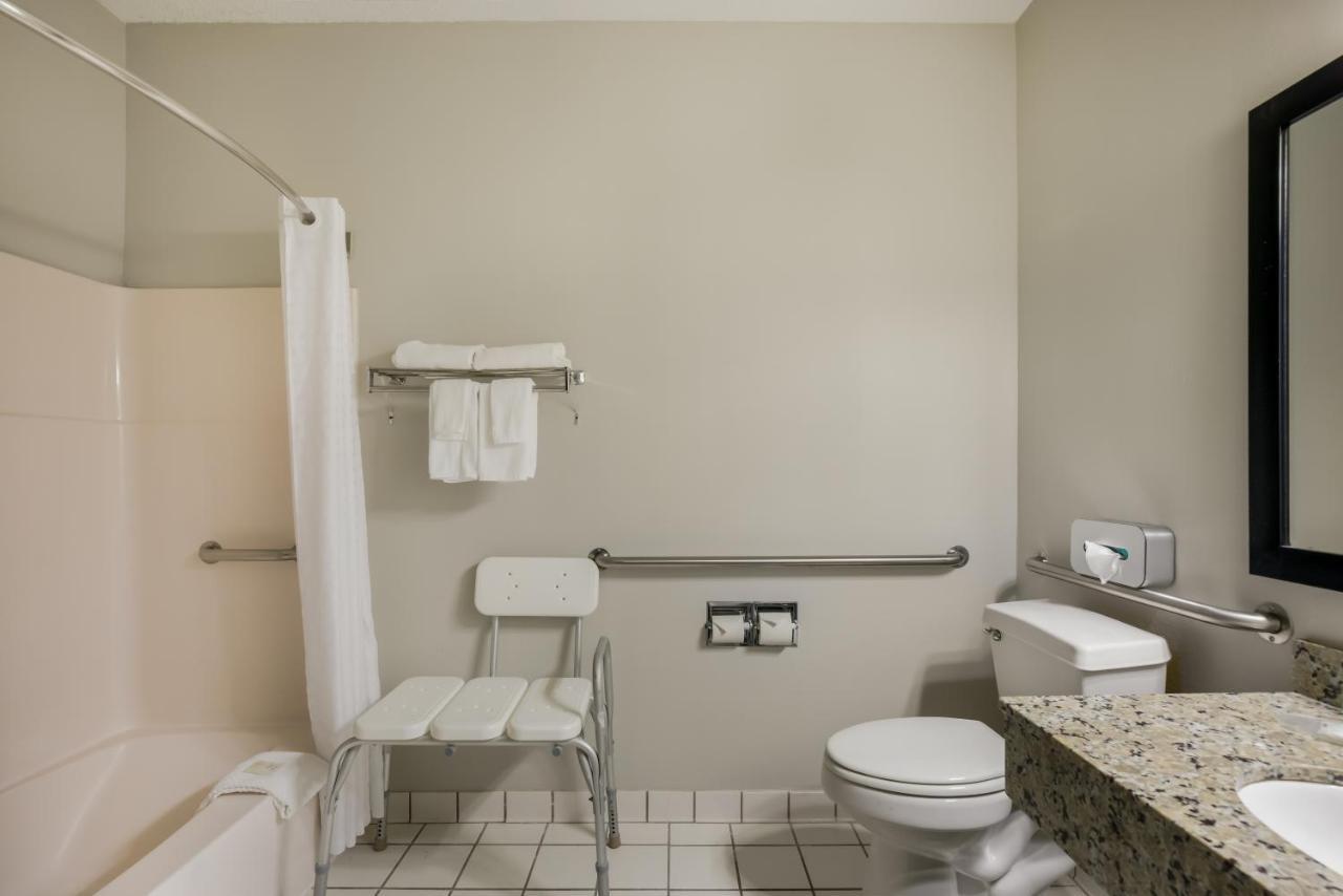 Efficiency Queen Suite Tub Disability Access or Non Smoking