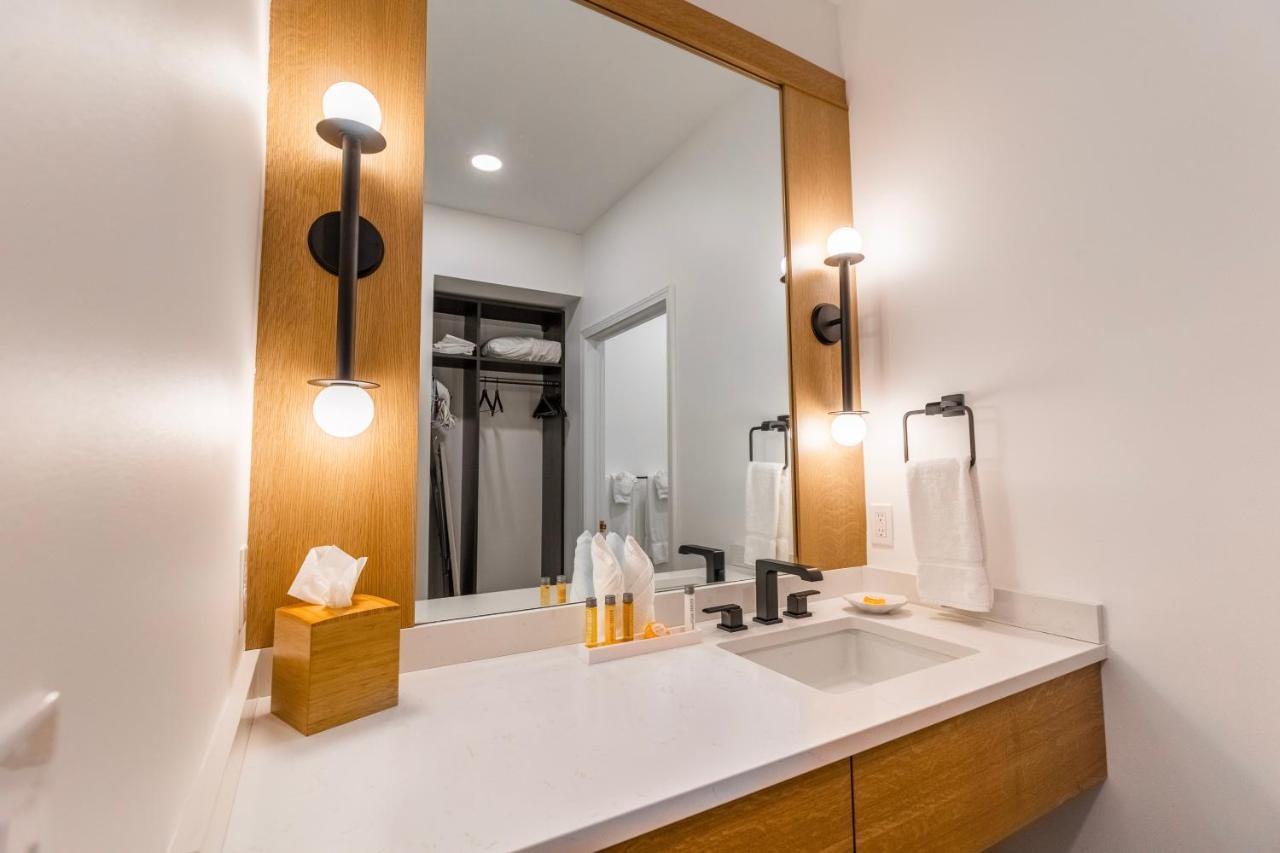 Deluxe Double Queen Room