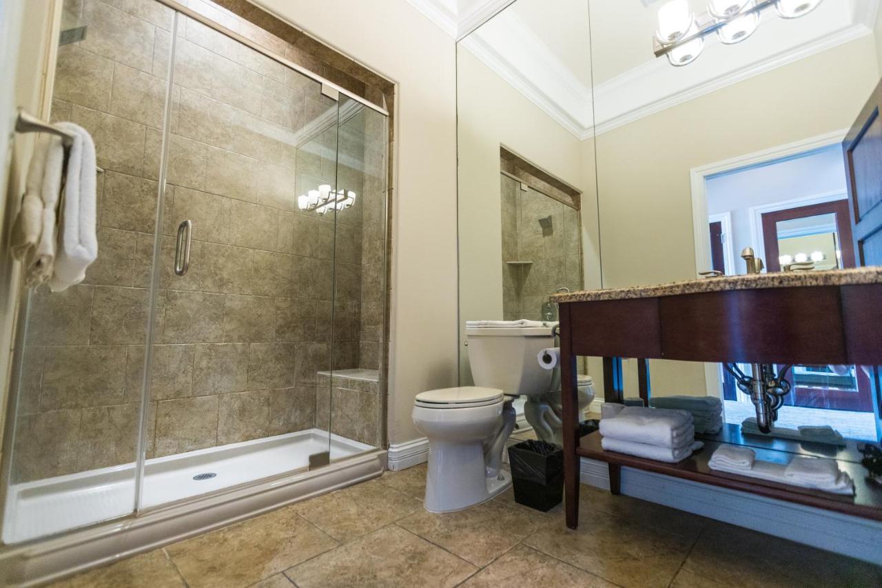 Standard Double Suite,1357440977:JPEG