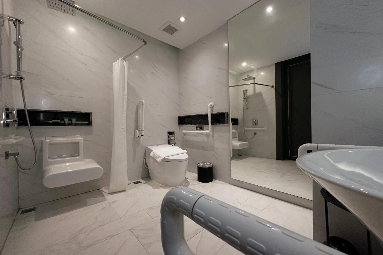 Deluxe King Room Mobility Access or Non-Smoking,1593782018:JPEG