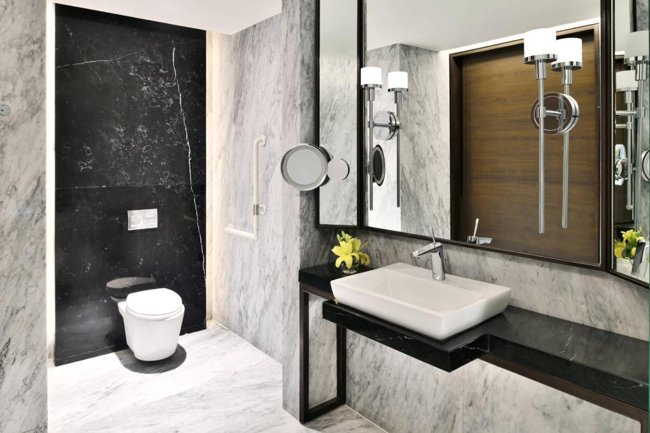Executive Suite with Executive Lounge Access & Two way Airport Transfer