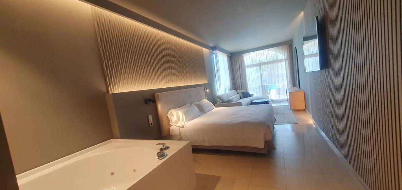 Deluxe King with Terrace, Sea View and Pool Access