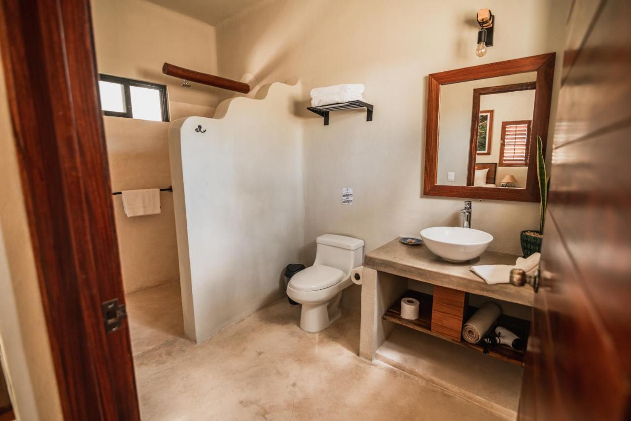 Habitación con cama extragrande y balcón