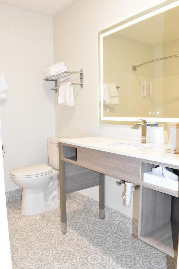 King Room with Tub - Disability Access/Non Smoking/Interior Corridor