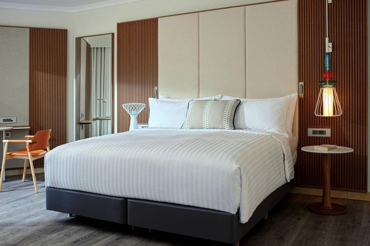 Chambre Club 1 Lit King-Size avec Balcon et Accès au Salon Club M - Vue sur Piscine