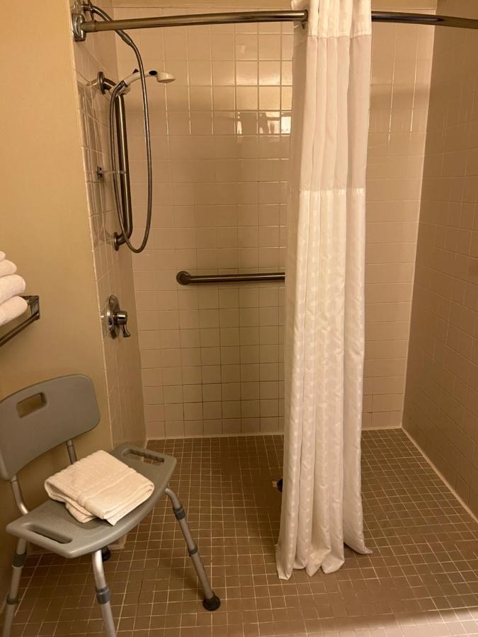 Queen Room with Tub - Disability Access/Non Smoking