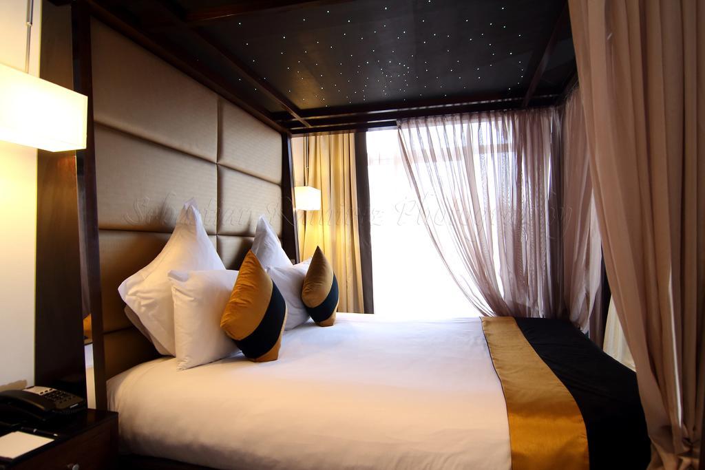 Suite con cama con dosel