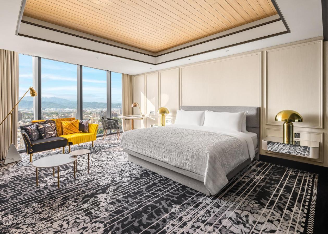 Deluxe King Room City View