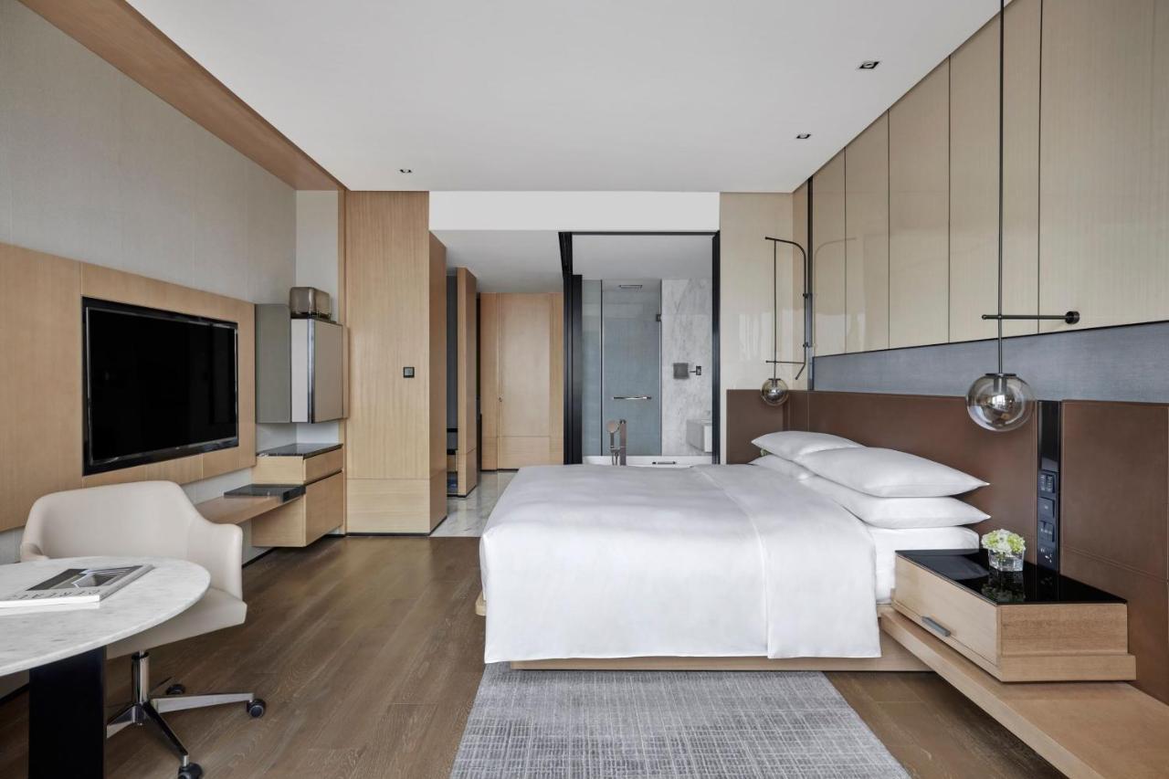 Deluxe King Room with 1 King, City view