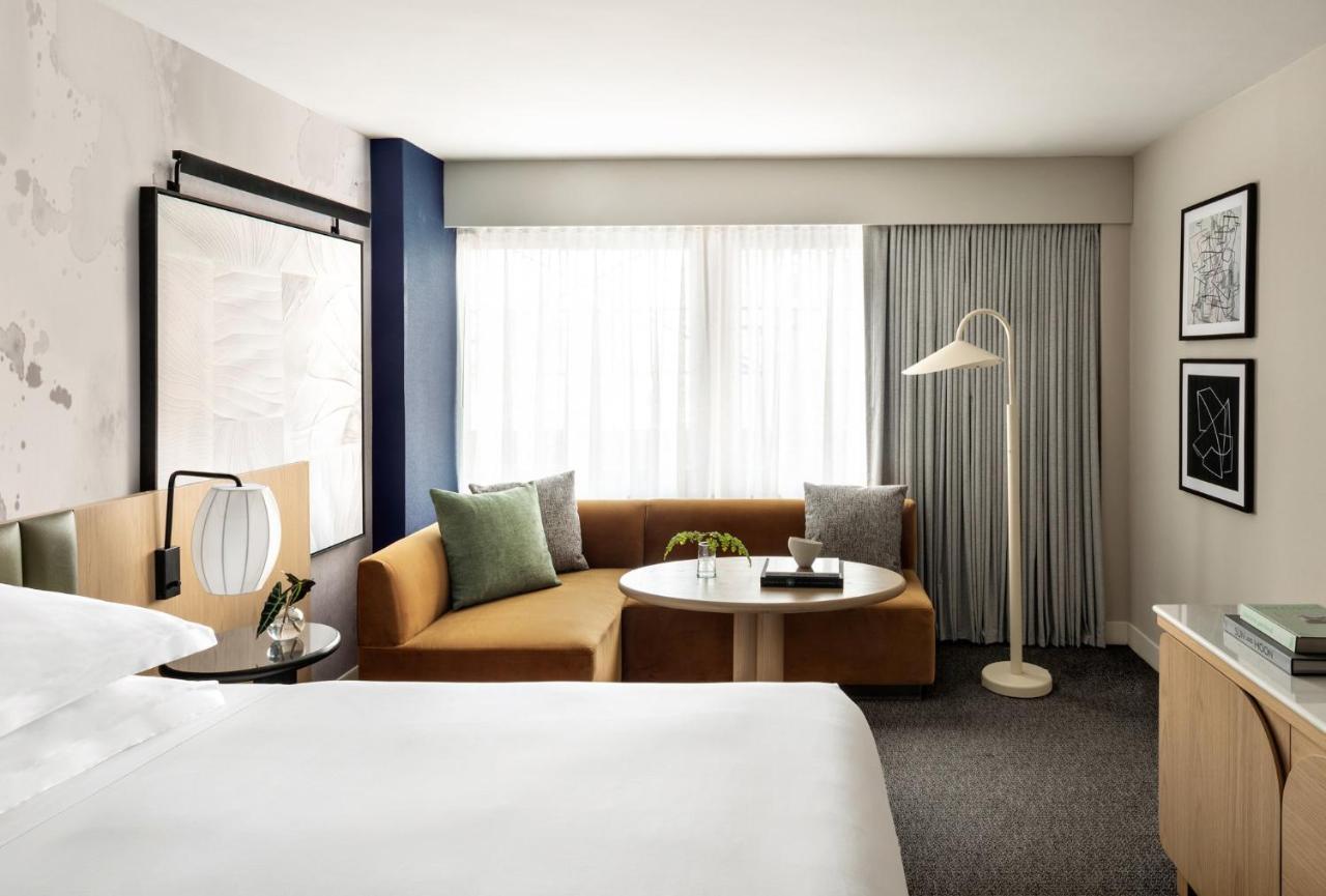 Essential King Room Tub Mobility Accessible