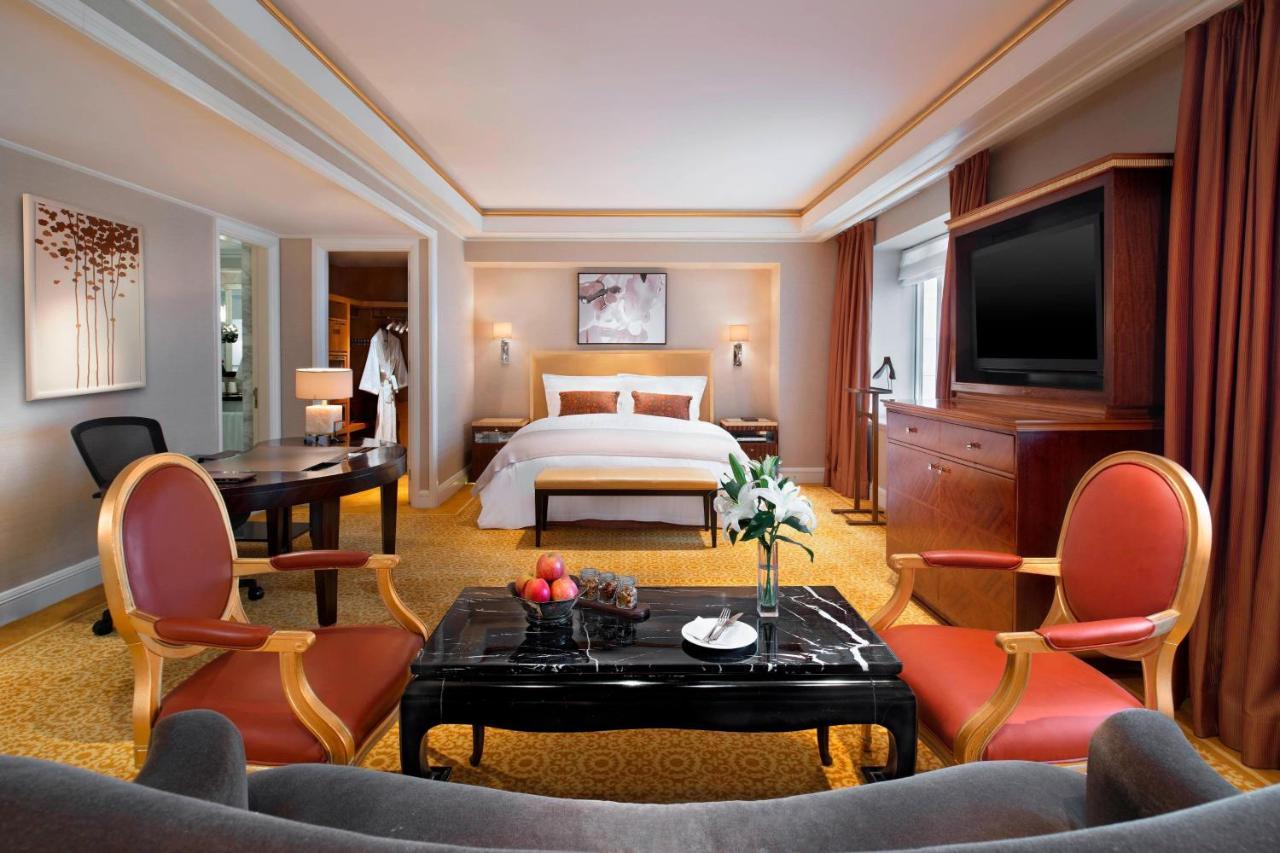 Diplomat Deluxe King Room