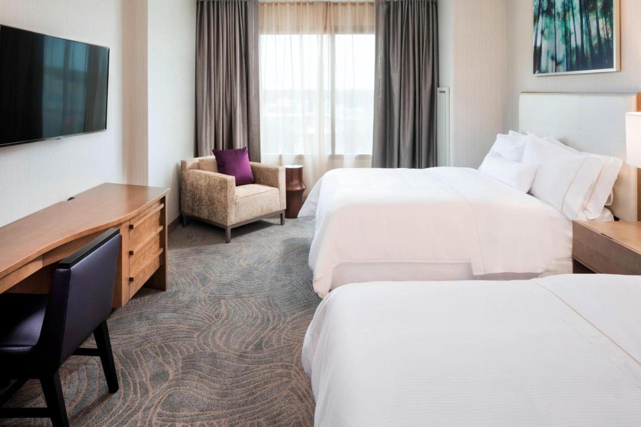 Executive Room 2 Queens,1417483989:JPEG