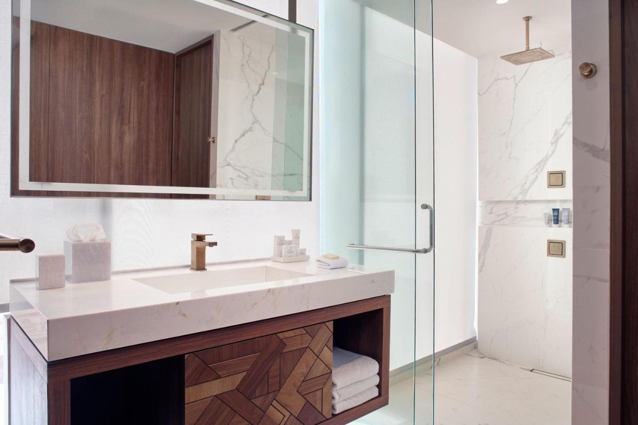 Habitación Deluxe Esquinera con 1 cama extragrande y vistas a la ciudad - Planta executive