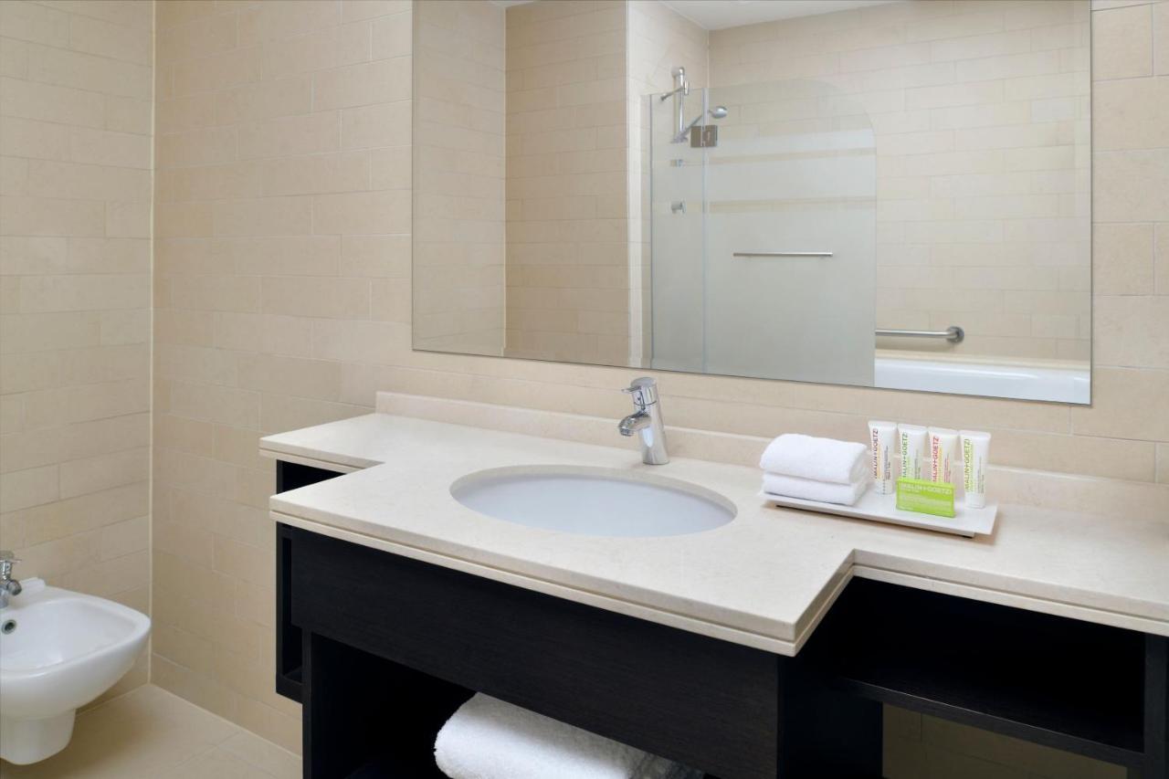 Junior Suite 1 King Sea View