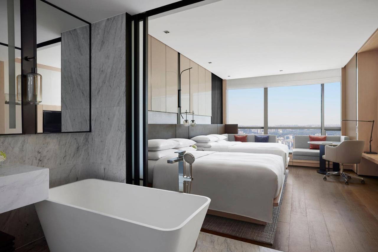 Executive Deluxe Twin, Executive lounge access, Guest room