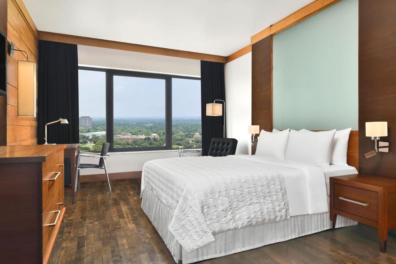 Chambre 1 Lit Queen-Size Club - Niveau Club - Vue sur Ville - Transfert Aéroport Aller-Retour, Accès au Salon Club avec Goûter de 15h00 à 17h00, Happy Hour de 18h00 à 20h00