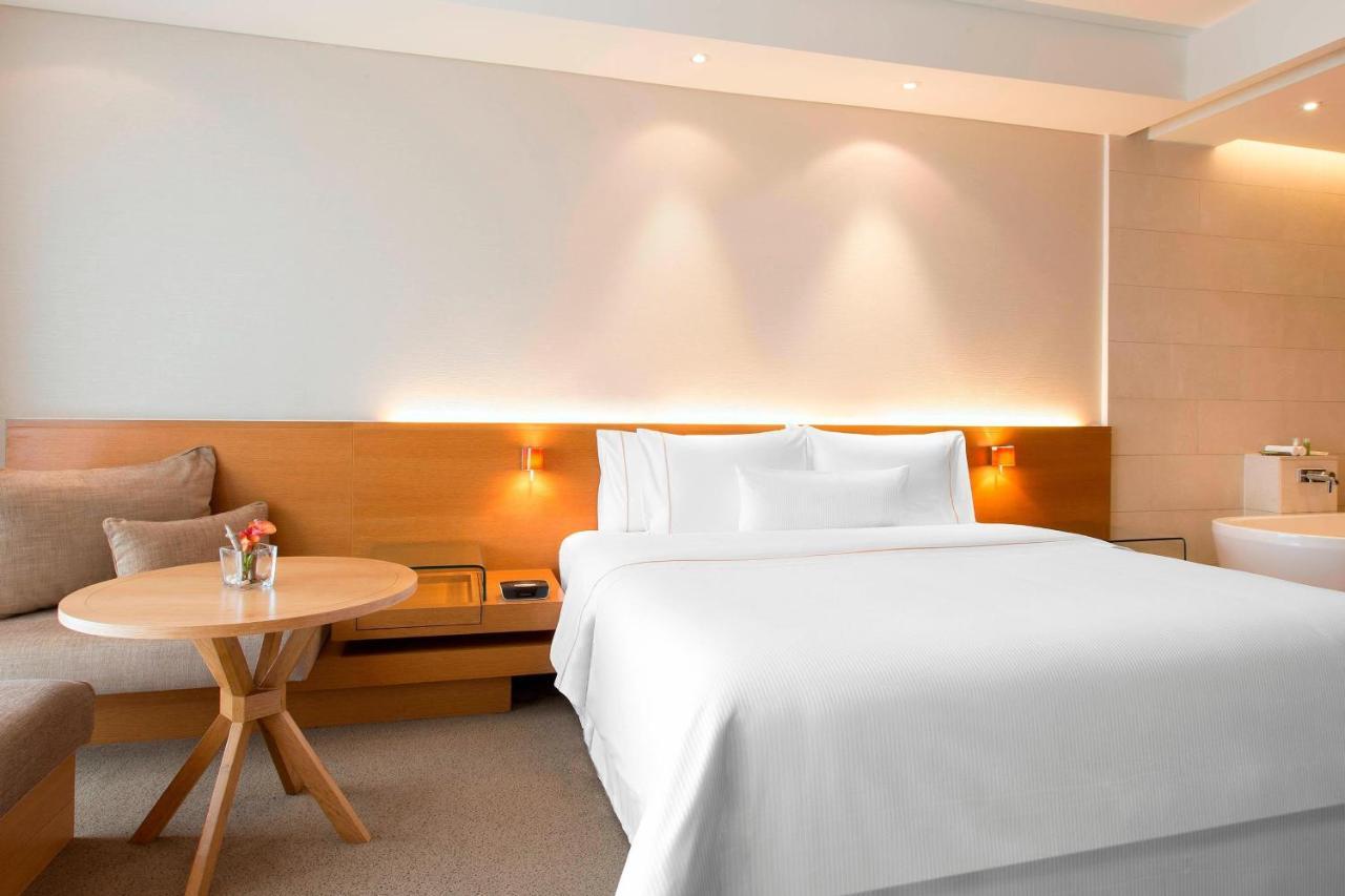 Executive Club Room - King Bed with Lounge Access with 15% discount on Spa