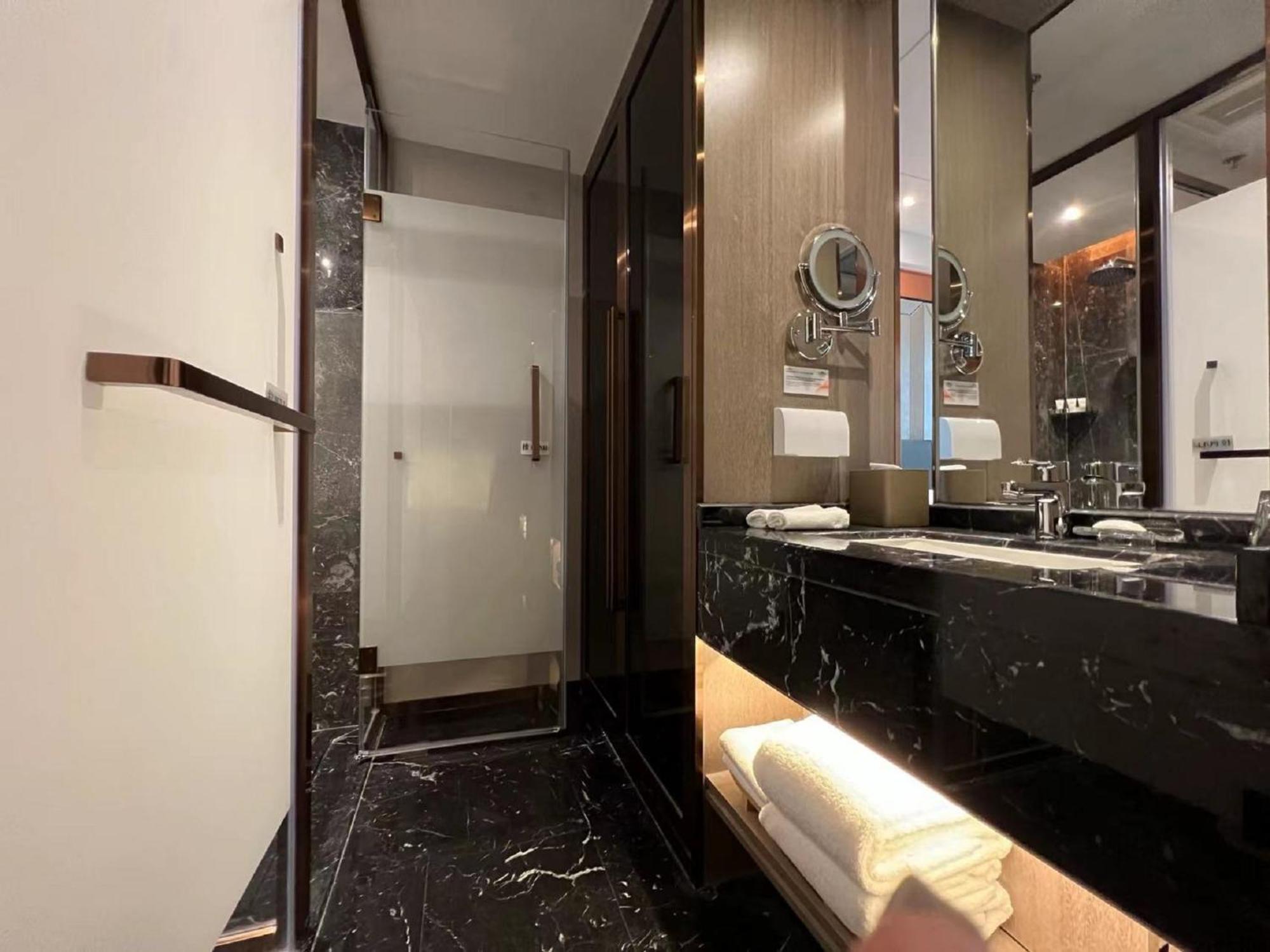 Deluxe King Room(30% discount in Chinese Restaurant except drinks and sea food)