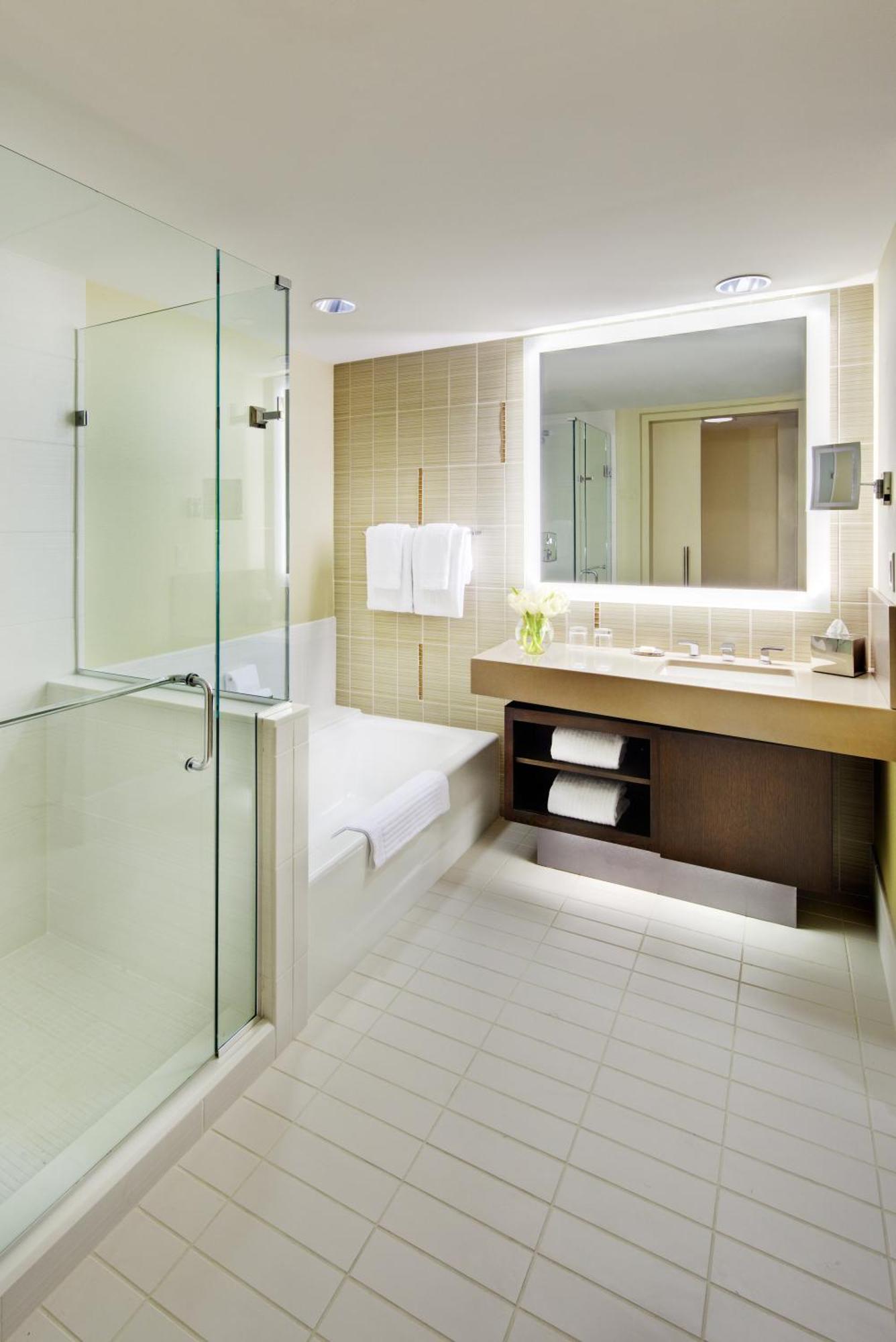 Chambre Fairmont avec 2 Lits Queen-Size - Vue sur la rivière et le stade de baseball