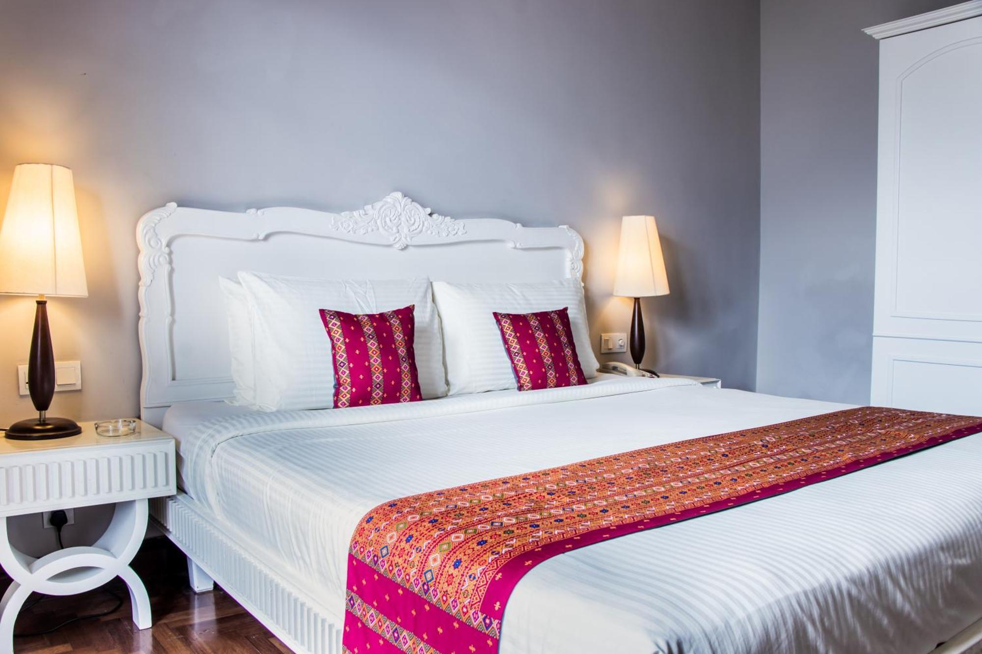 Deluxe One-Bedroom Suite King