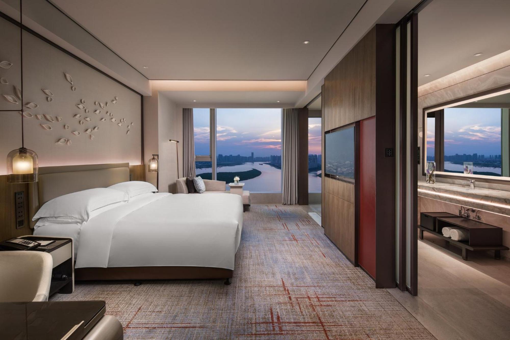 Classic King Room with River View - High Floor/Lounge Access