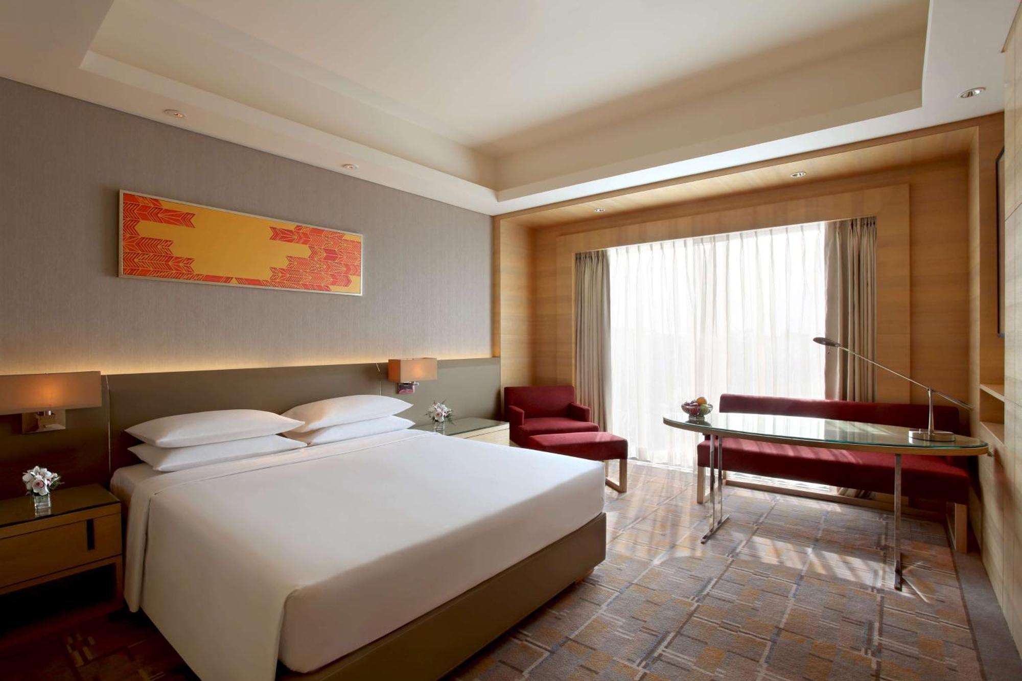 King Bed with Bathtub & Club Access with Unlimited Complimentary IMFL beverages from 18:00 HRS to 20:00