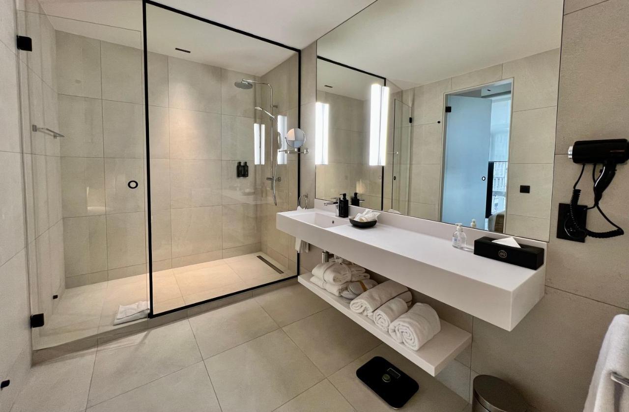 Executive Suite,1545896428:JPEG