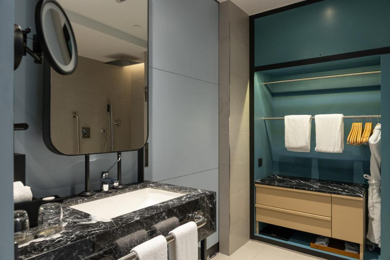 Superior Twin Room with City View  – Includes a 20% discount at Beira Kitchen and Ala Carte