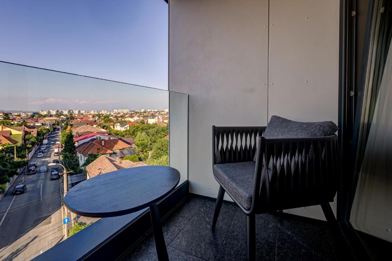 Zimmer mit Kingsize-Bett und Balkon