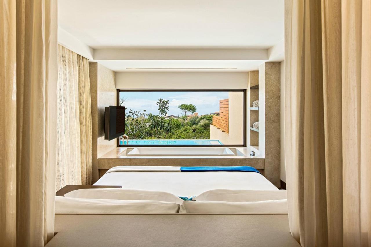 Grand Infinity-Suite mit 1 Schlafzimmer mit Kingsize-Bett und Gartenblick