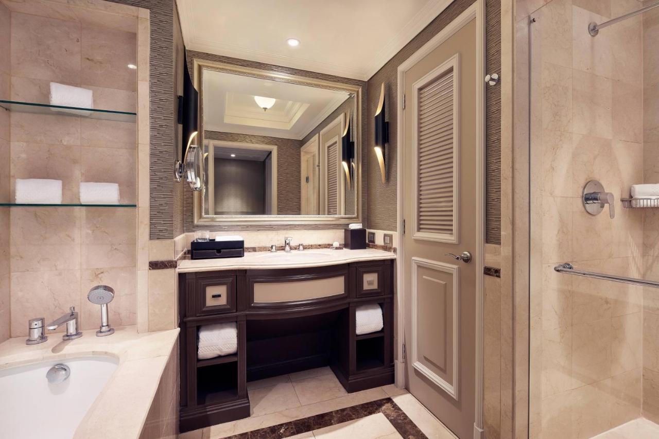 Deluxe King Room with Terrace - Club Lounge Access
