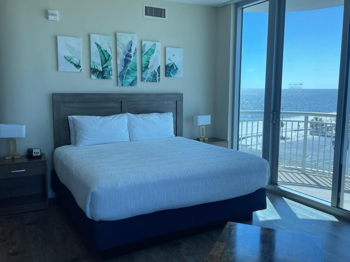 Studio Deluxe Roll-In Shower, Partial Ocean View