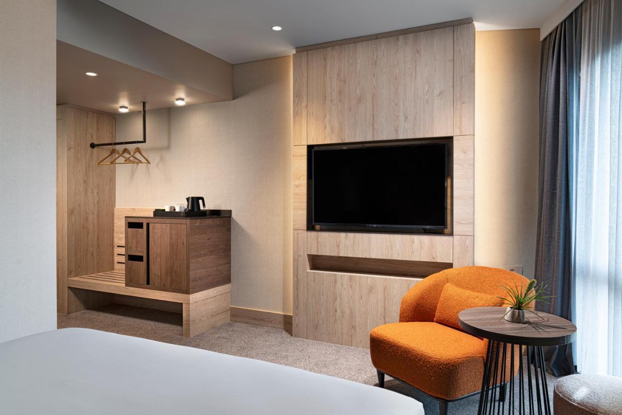 Chambre Lit Queen-Size Premium - Accessible aux Personnes à Mobilité Réduite