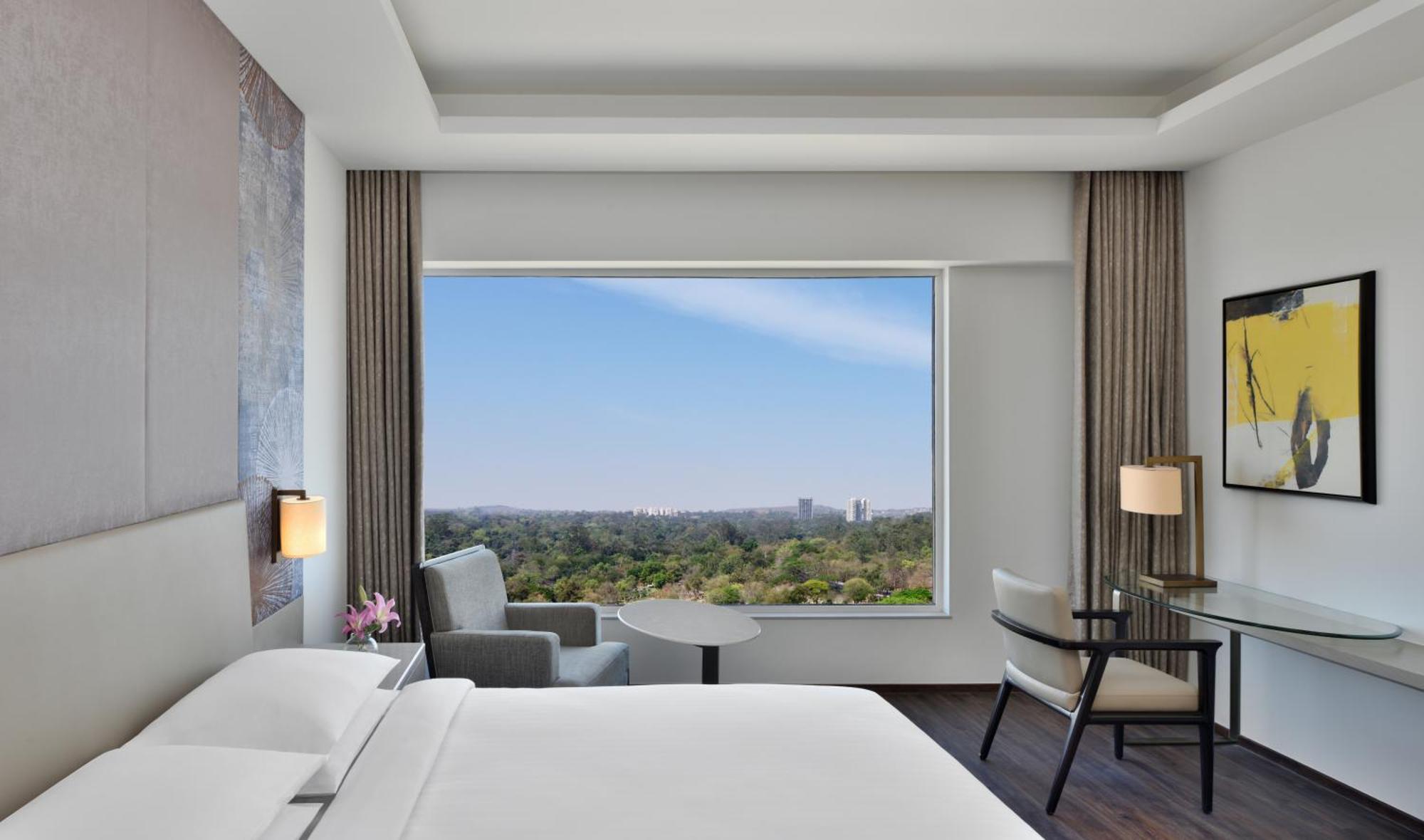 Premium, Guest room, 1 King, Executive Lounge Access, 2 pieces laundry per day