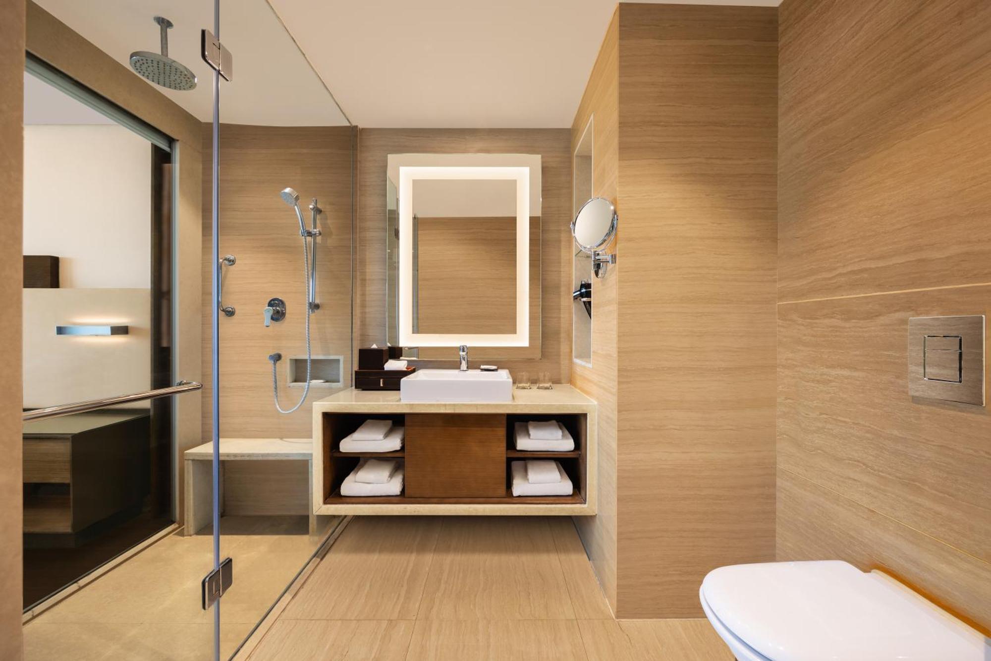 Guest room, 1 King Bed, Courtyard view