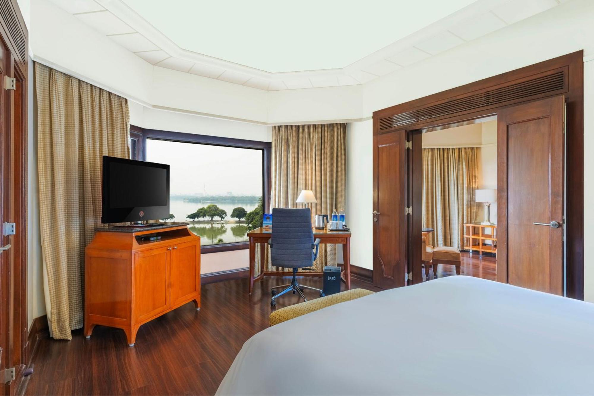 Deluxe Suite Lake View  with Bathtub