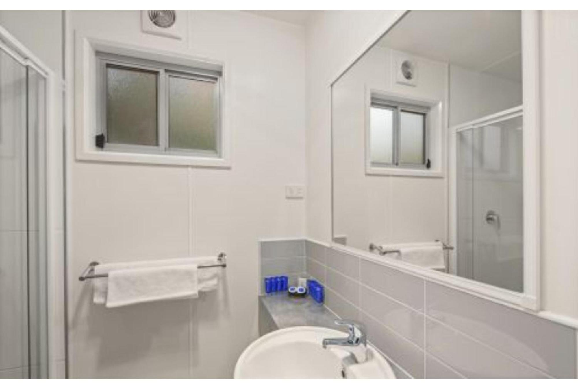 Deluxe Two-Bedroom Cabin - Sleeps 6