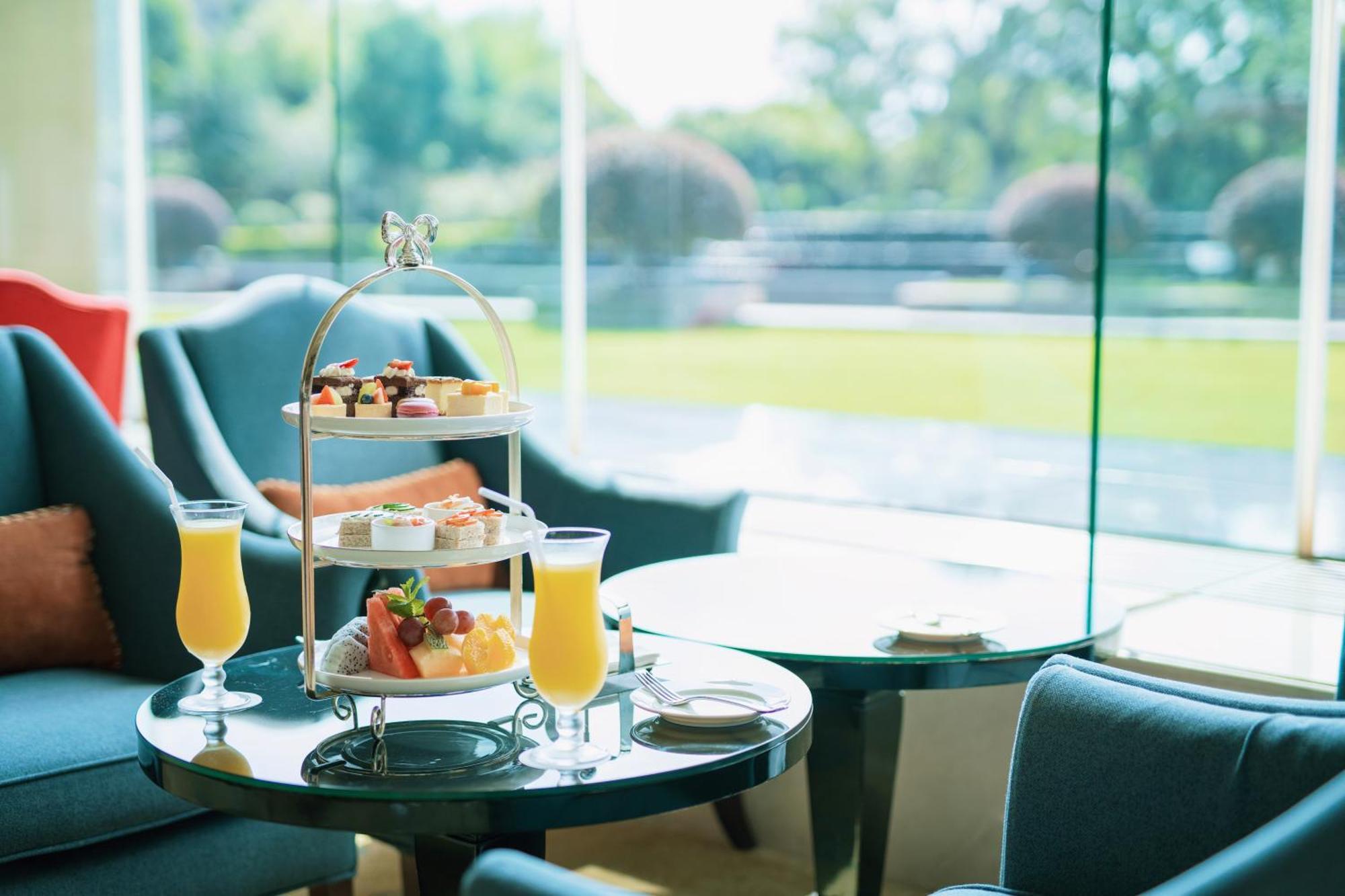 Friendship Package-Deluxe Room (Book at least 1 day in advance: Daily breakfast for 2 adults+ One time afternoon tea + One bottle of red wine+ 60-minute photo shooting + One SPA coupon valued at RMB200)