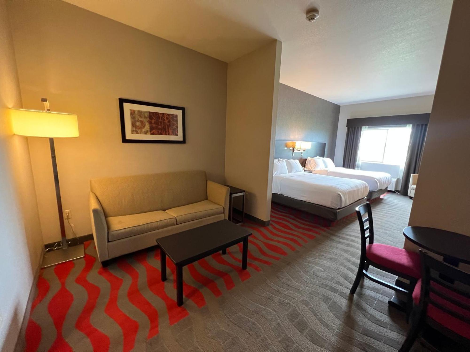 Queen Suite with Two Queen Beds and Sofa Bed - Non Smoking
