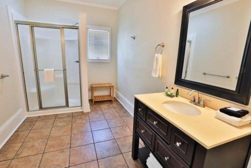 Deluxe Queen Suite