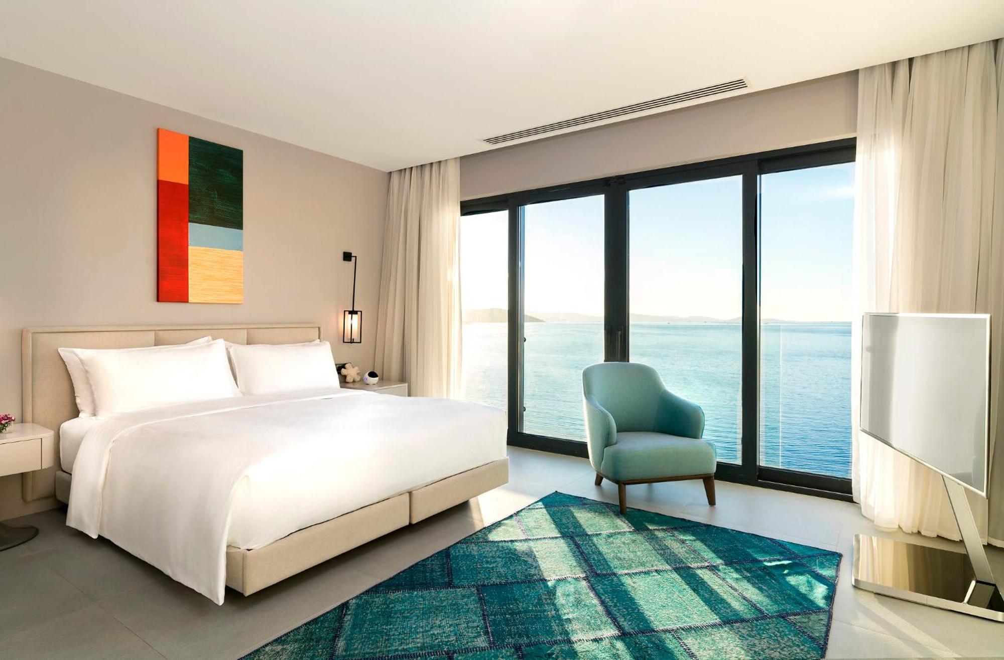 Deluxe Seaview sofa Guest room 1 King Sea view