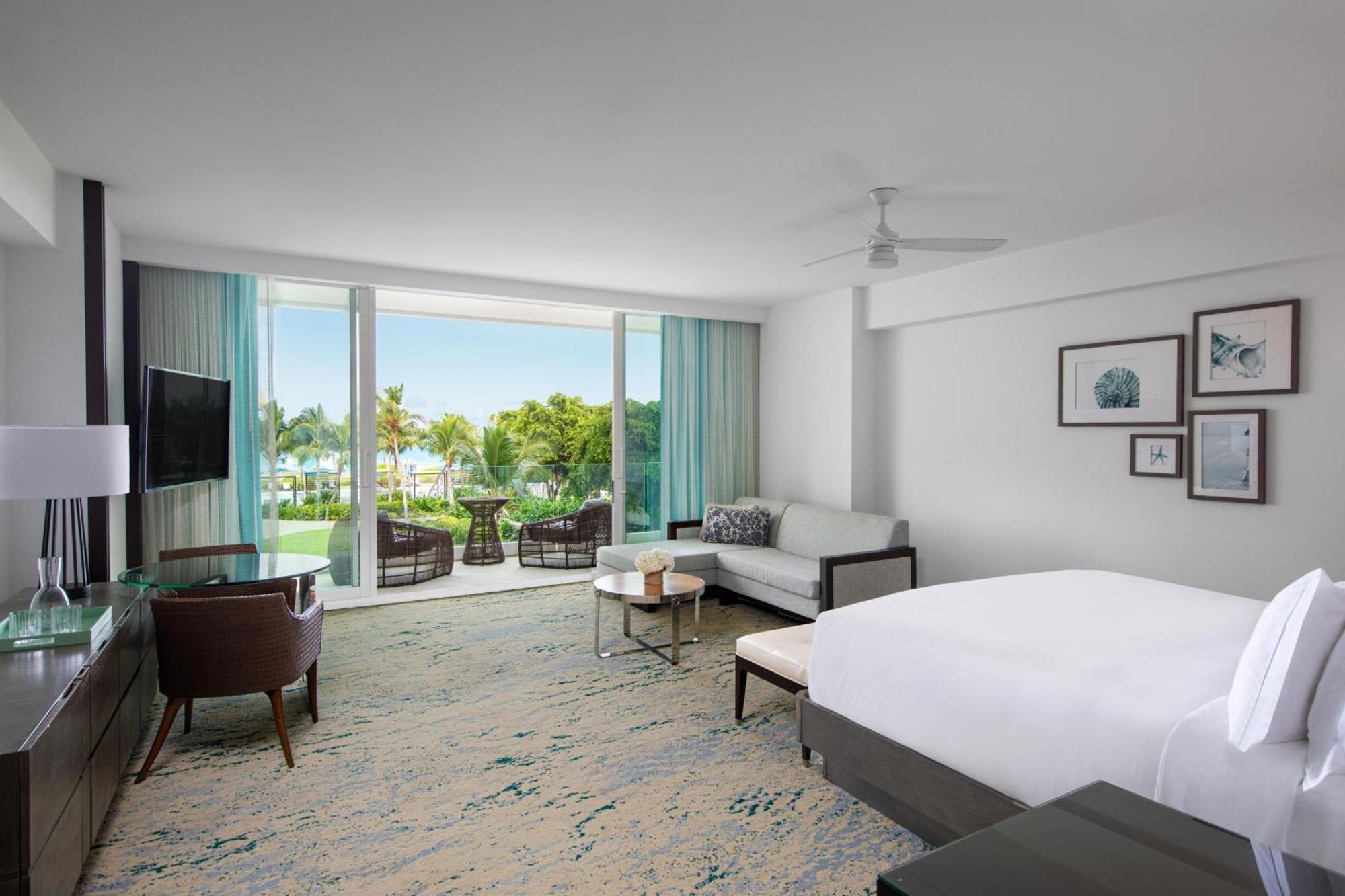 Deluxe Guest Room with 1 King, Partial Ocean view, Balcony